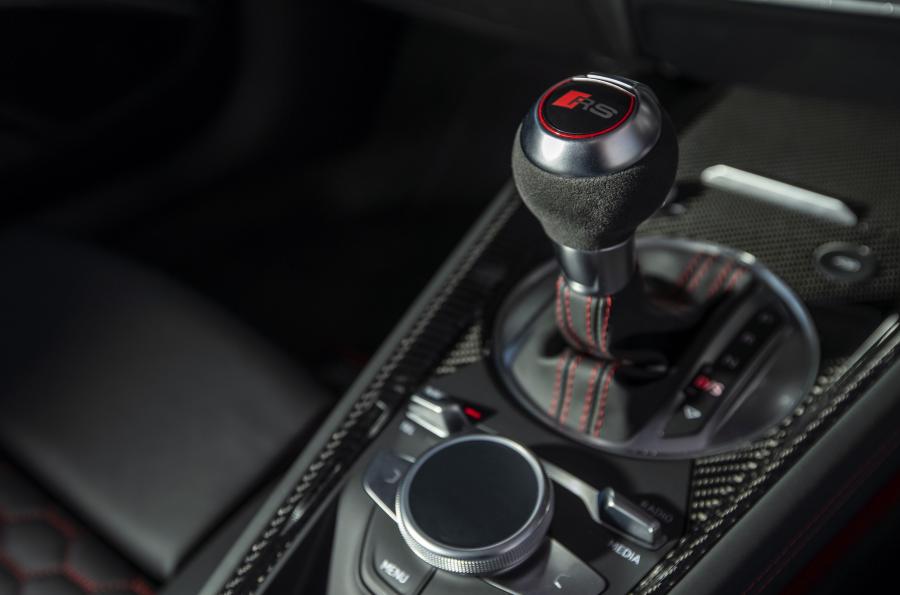 Детали интерьера Audi TT RS Coupe (8S) 2019 года  (UK) (фото 8 из 36)